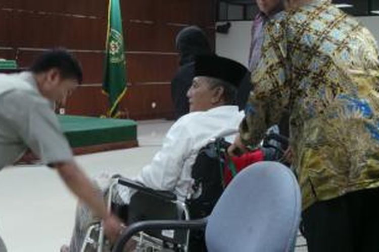 Attabik Ali, mertua Terdakwa Anas Urbaningrum ketika memberi kesaksian 