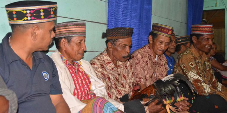 Ritual Kapung di Manggarai Timur, NTT, dengan seekor ayam jntan menyambut kehadiran Imam Baru, Pater Gabriel Akhir, SVD, Kamis (12/10/2017).