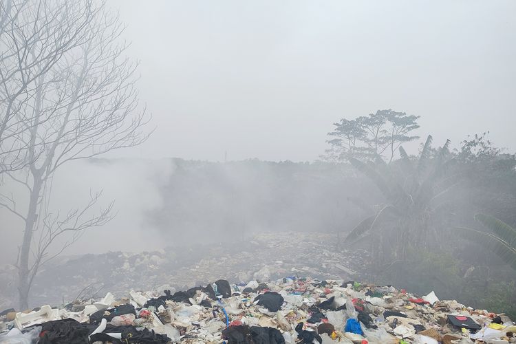 Hembusan kabut hitam tampak menyembul dari timbunan sampah plastik yang berada di bawah jurang Tempat Pembuangan Akhir (TPA) liar Limo, Kota Depok pada Selasa (24/10/2023) siang