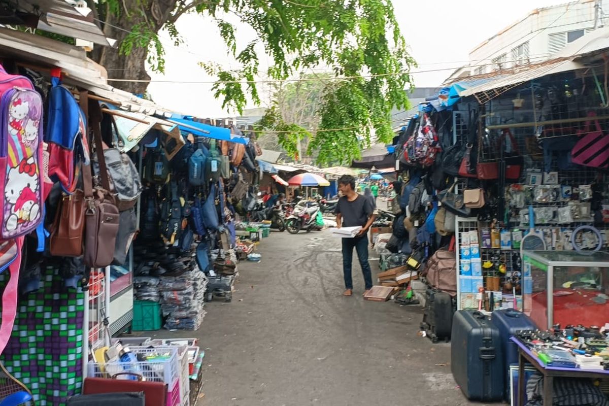Kondisi pasar loak Jembatan Item yang terletak di Jalan Bekasi Barat III, Kelurahan Rawa Bunga, Jatinegara, Jakarta Timur, Senin (11/9/2023). Pasar tersebut cenderung sepi ketila hari kerja tiba.