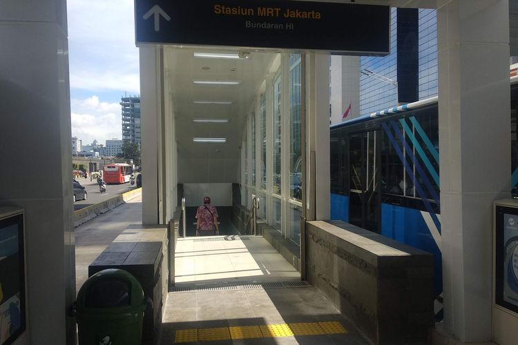 Akses dari Halte Transjakarta Bundaran HI menuju Stasiun MRT Bundaran HI