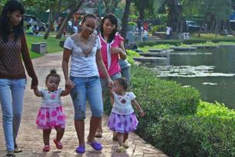 Taman semakin dilirik sebagai destinasi wisata keluarga. Mengajak anak berjalan-jalan di taman bisa mendekatkan anak pada alam. 