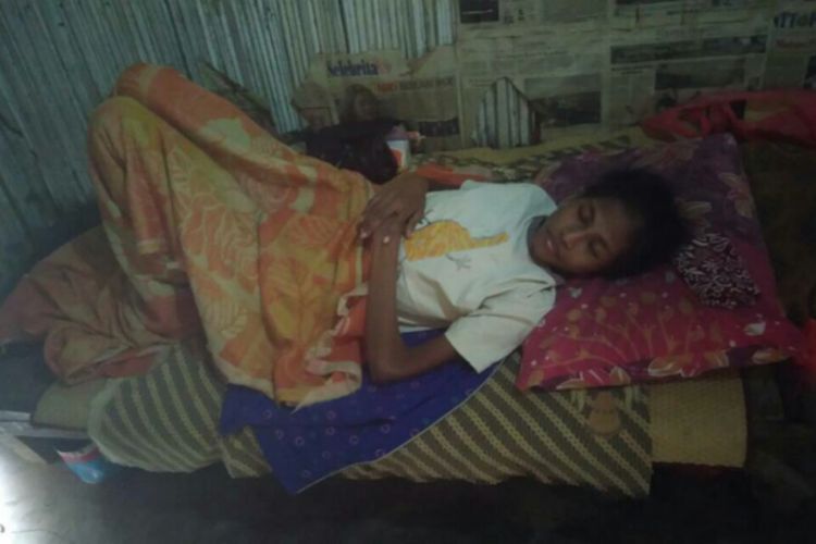 Ance Yuliana Bunuf (24) mantan TKI yang sedang menderita TBC akut saat berada di rumah kerabatnya di Kecamatan Alak, Kota Kupang