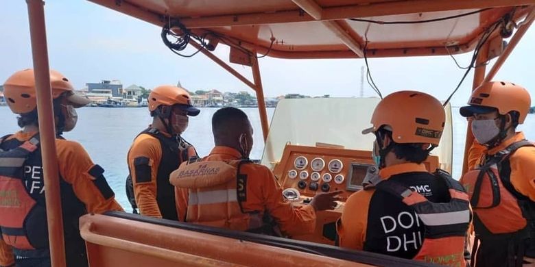  DMC Dompet Dhuafa dan Tim SAR Kepulauan Seribu saat menggelar sharing session water rescue dengan Pos SAR Kepulauan Seribu dalam rangka mengisi akhir pekan selama dua hari, mulai dari Sabtu (27/3/2021) hingga Minggu (28/3/2021) di Pulau Karya, Pulau Pramuka, dan Pulau Air, Kepulauan Seribu, DKI Jakarta.