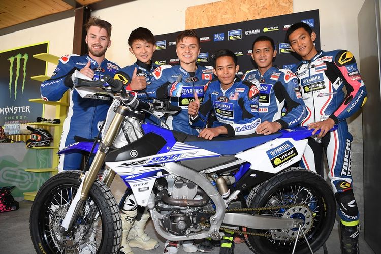 Pebalap Yamaha Indonesia, Anggi Setiawan (dua dari kiri), berpose dengan peserta lain dari VR46 Master Camp di Motor Ranch, Tavullia, Italia, Rabu (10/5/2017).