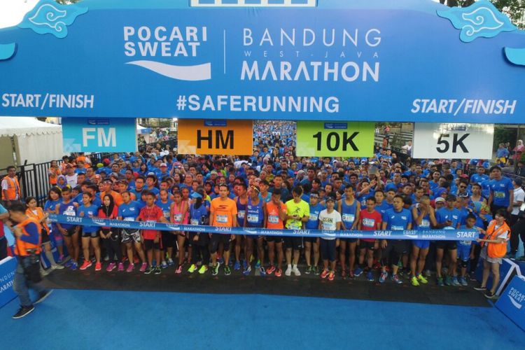 Para peserta bersiap melakukan start dalam acara Bandung West Java Marathon, Minggu (30/7/2017).