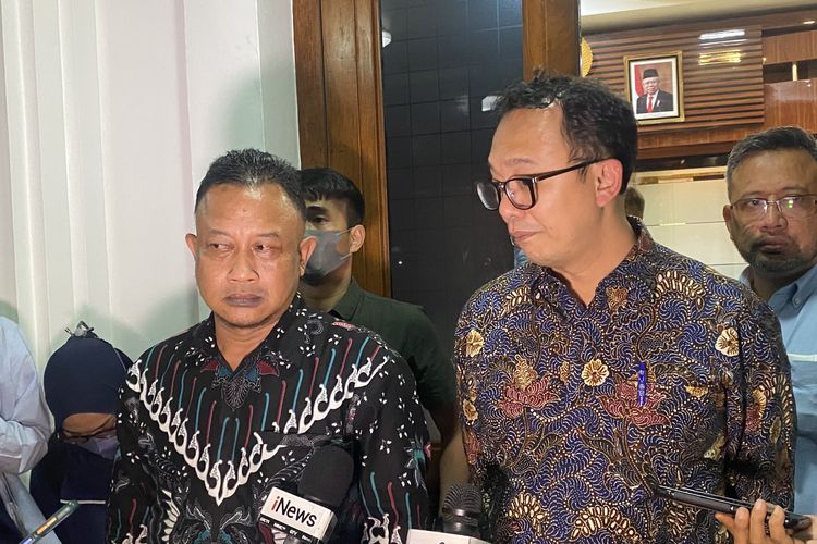 Dua Komisioner Komnas HAM Choirul Anam (kiri) dan Beka Ulung Hapsara (kanan) di Kantor Kemenko Polhukam, Jakarta, Selasa (11/10/2022) malam.