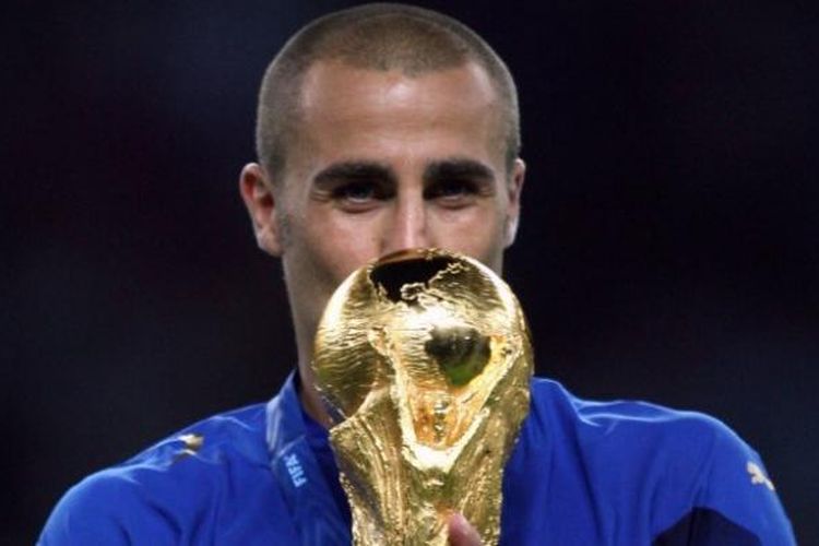 Fabio Cannavaro ketika menjadi kapten timnas Italia dan mengangkat trofi Piala Dunia 2006.