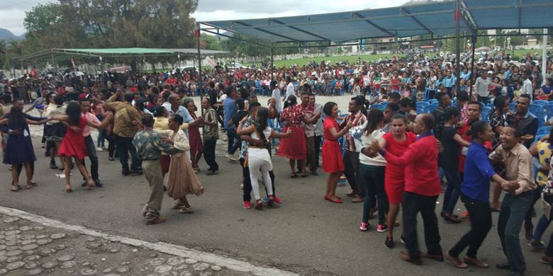 Para peserta lomba dansa menunjukkan kebolehannya di depan kantor Bupati Timor Tengah Utara (TTU), Nusa Tenggara Timur (NTT), Jumat (24/11/2017).