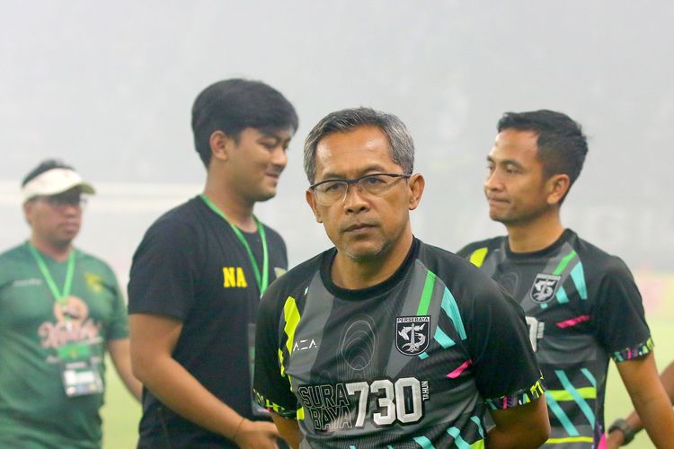 Pelatih Persebaya Surabaya Aji Santoso usai pertandingan ujicoba melawan Bali United untuk memperingati Hari Jadi ke-730 tahun Kota Surabaya yang berakhir dengan skor 3-1 di Stadion Gelora Bung Tomo Surabaya, Minggu (28/9/2023) sore.