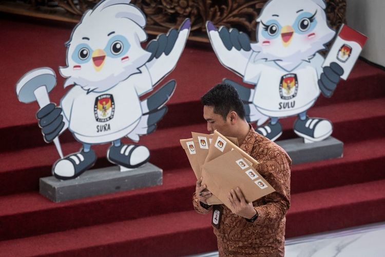 Anggota KPU Jawa Barat Adie Saputro menunjukkan dokumen yang masih tersegel dalam rapat pleno rekapitulasi hasil penghitungan perolehan suara Pemilu 2024 tingkat nasional di Gedung KPU, Jakarta, Selasa (19/3/2024). Pada hari ke-21 dalam rapat pleno itu, KPU telah mengesahkan perolehan suara Pilpres 2024 pada 36 provinsi di tingkat nasional. ANTARA FOTO/Aprillio Akbar/wpa.