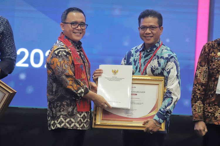 Bupati Bandung Dadang Supriatna menerima penghargaan dari Menteri Pendayagunaan Aparatur Negara dan Reformasi Birokrasi (Menpan-RB) Abdullah Azwar Anas dalam agenda Rapat Koordinasi Persiapan Pengadaan ASN Tahun 2024 di Hotel Bidakara, Jakarta Selatan, Kamis (14/3/2024).