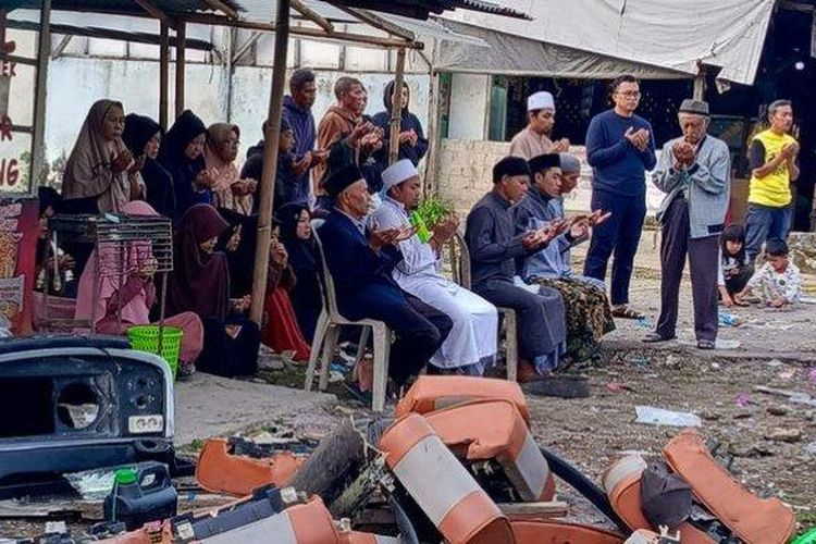 Warga menggelar doa bersama di lokasi kecelakaan bus Subang, jalan raya Ciater, Jawa Barat, Minggu (12/5/2024). Doa bersama diadakan sebagai wujud empati warga terhadap para korban.