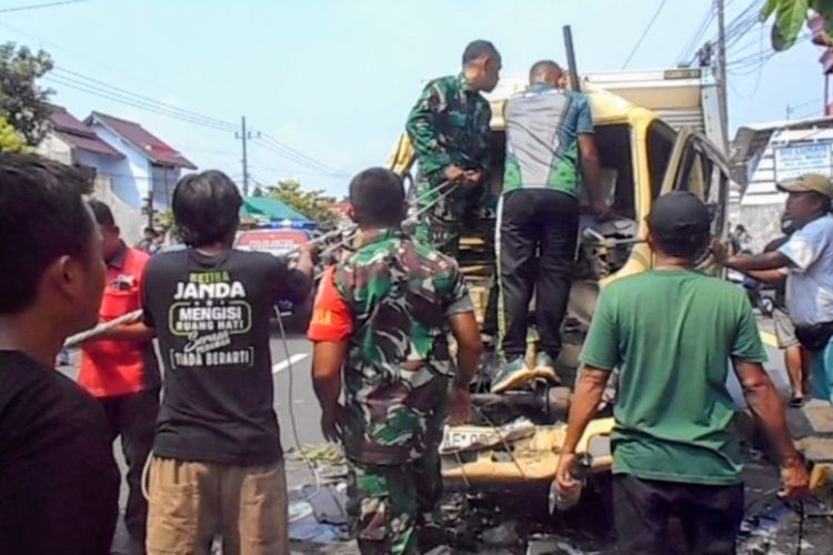 Tabrak Bus Parkir di Madiun, Sopir Truk Tewas Terjepit di Kabin