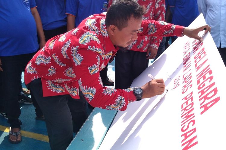 Salah satu napi terorisme menandatangani komitmen bela negara seusai Upacara Peringatan Hari Bela Negara di Lapas Permisan, Pulau Nusakambangan, Cilacap, Jawa Tengah, Kamis (19/12/2019).