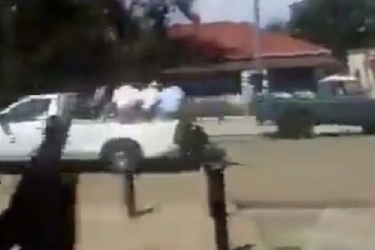 Potongan video di Twitter memperlihatkan seorang wanita diseret oleh oknum pejabat pemerintahan di Kisumu, Kenya, karena menolak membayar uang suap.
