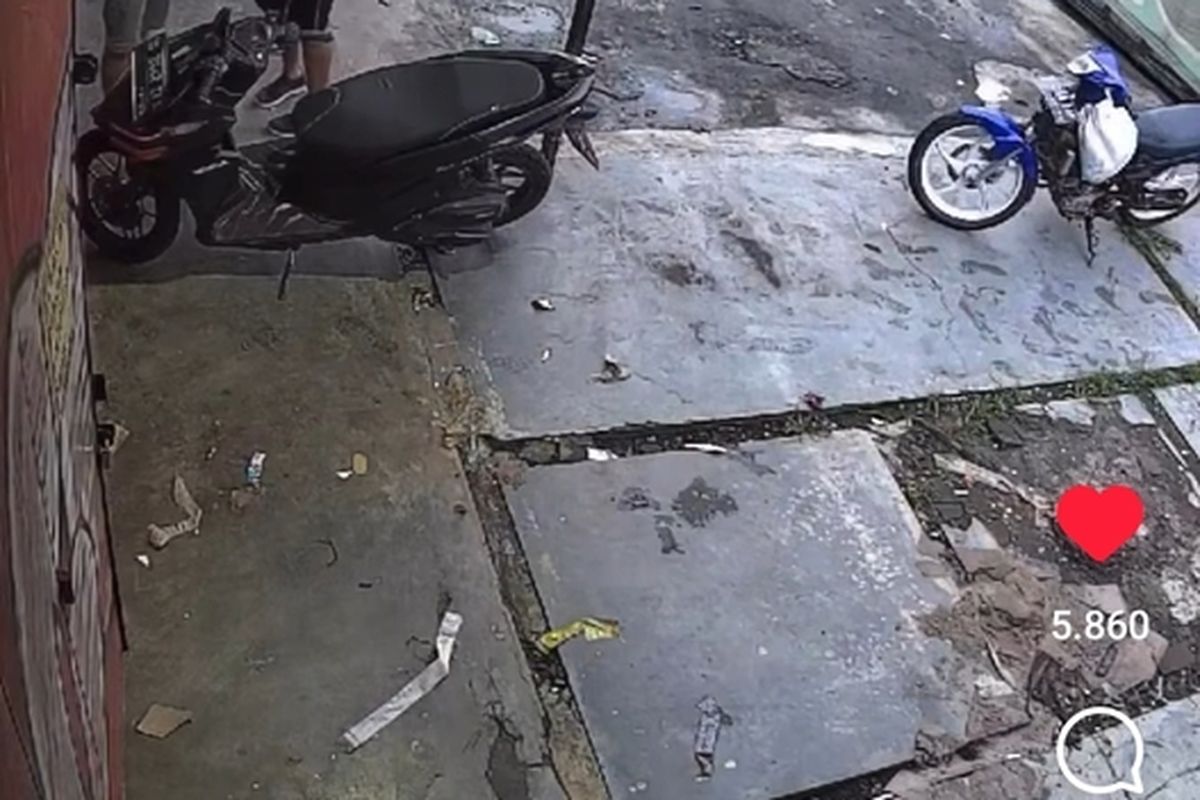 Anggota Polsek Soreang menangkap pelaku pemalakakn dengan menggunakan senjata tajam di Soreang, Kabupaten Bandung, Jawa Barat, aksi tersebut semlat terekam CCTV dan viral di sosial media, Minggu (16/3/2025)