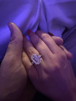 Cincin pertunangan Putri Dubai Sheikha Mahra dengan rapper asal Amerika Serikat, French Montana. Cincin tersebut merupakan sebuah berlian 11,53 karat dengan potongan emerald yang dirancang khusus oleh perancang perhiasan Eric The Jeweler dari Mavani & Co. Harganya disebutkan bernilai 1,1 juta dolar Amerika Serikat (AS), setara dengan Rp 18 jutaan.