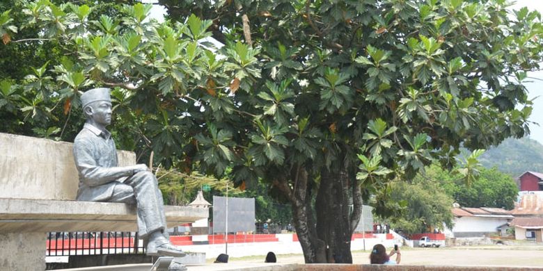 Patung Bung Karno di samping pohon sukun di Kota Ende, Pulau Flores, Nusa Tenggara Timur, Jumat (14/9/2018).