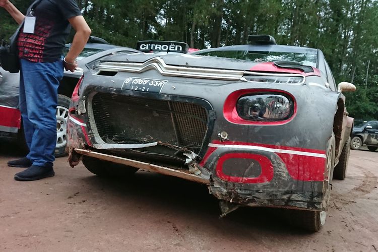 Bagian depan mobil Citroen C3 R5 milik pebalap tim Jagonya Ayam Sean Gelael yang mengalami kerusakan setelah keluar lintasan pada Putaran II Kejurnas Reli 2021 di Aek Nauli, Kabupaten Simalungun, Sumatera Utara, pada Minggu (12/12/2021).