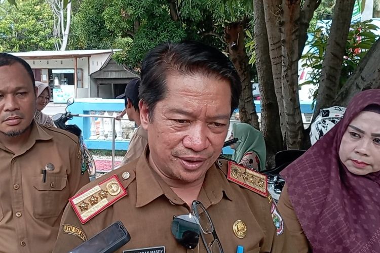 Kadis Kesehatan Sulbar saat diwawancara di halaman Puskesmas Pamboang, Kecamatan Pamboang, Kabupaten Majene, Sulbar (7/5/2024).
