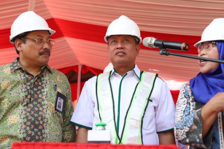 Pemancangan tiang pertama pembangunan gedung laboratorium Standar Nasional Satuan Ukuran (SNSU) BSN di Komplek Puspiptek, Tangerang Selatan (05/09/2018).
