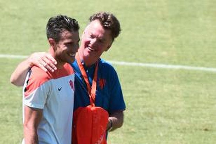Pelatih tim nasional Belanda, Louis van Gaal, dan penyerang Robin van Persie, dalam sesi latihan, di Presidente Vargas, Fortaleza, 28 Juni 2014.