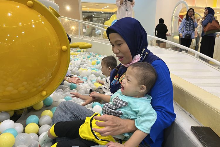 Salah satu anak dengan down syndrome di acara peringatan World Down Syndrome Day di Buumi Playspace, Pacific Place Jakarta Selatan, Senin (18/3/2024).