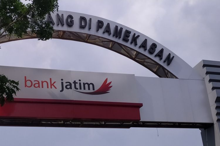 Dugaan penggelapan uang nasabah di Bank Jatim Unit Keppo, Kecamatan Galis, Kabupaten Pamekasan mencapai Rp 2,7 miliar. Kasus ini sudah ditangani oleh Polres Pamekasan.