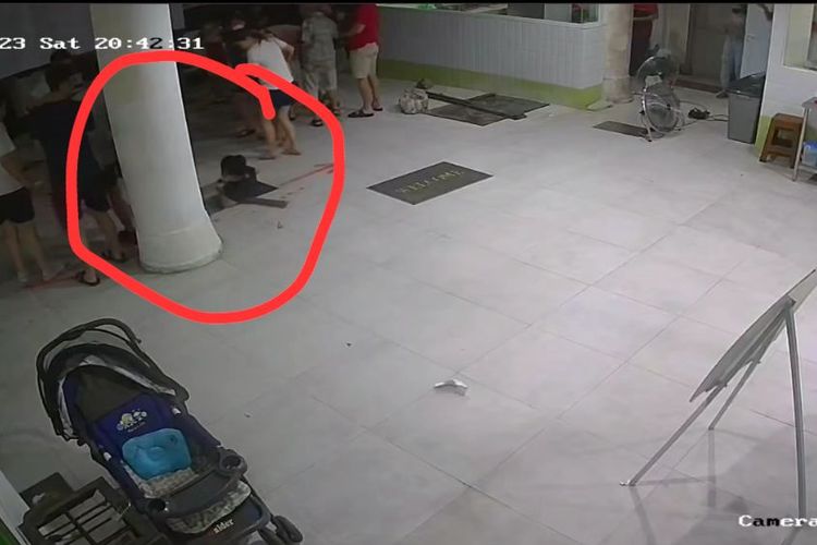 Tangkapan layar dari rekaman CCTV yang memperlihatkan seorang perempuan menginjak polikarbonat lalu terjeblos masuk ke dalam saluran air.