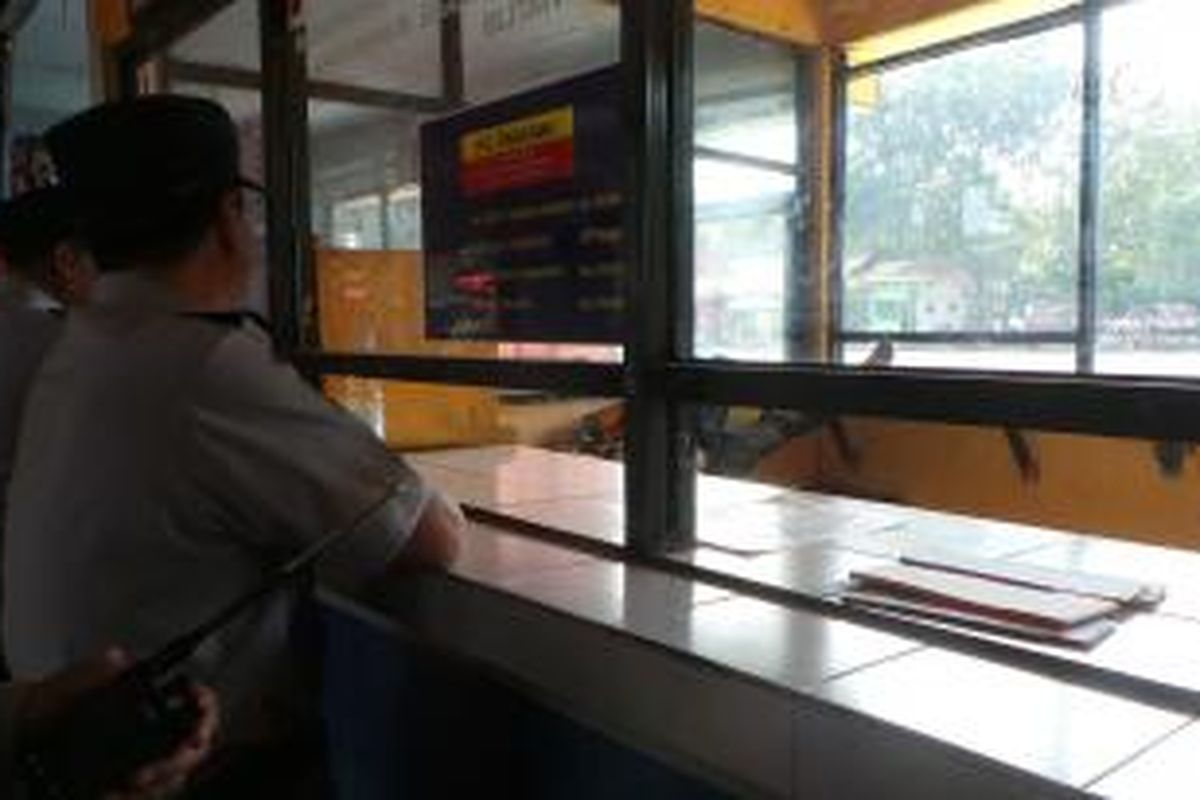 Kepala Dinas Perhubungan dan Transportasi DKI Andriansyah dalam sidak di Terminal Kampung Rambutan, Jakarta Timur. Nampak dirinya tengah membangunkan seorang petugas loket dari sebuah PO bus yang tertidur. Senin (6/7/2015).