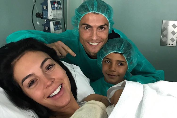 Cristiano Ronaldo melamar Georgina Rodriguez setelah hampir satu dekade bersama. Simak perjalanan cinta mereka dari butik Gucci hingga lamaran.