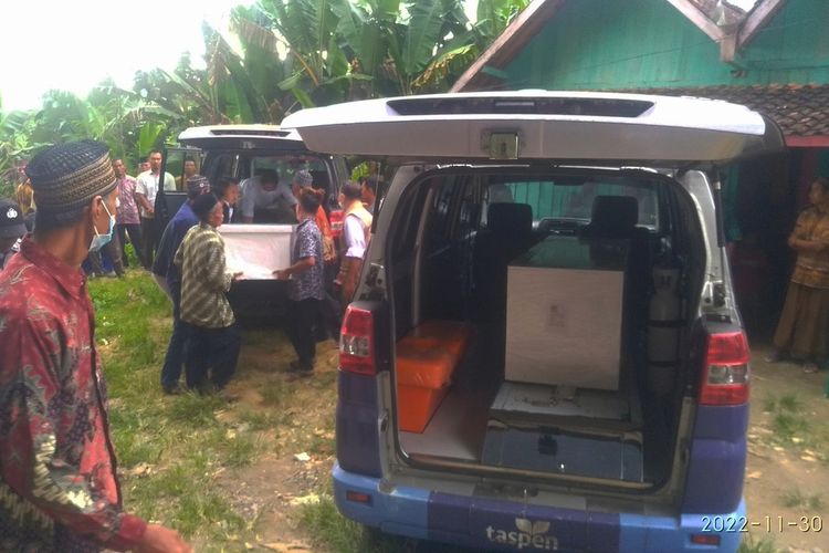 Jenazah Tenaga Kerja Wanita (TKW) Sulipah (38) dan balitanya Abdul Ahesan (4) tiba di rumah duka di Desa Tambakselo, Kecamatan Wirosari, Kabupaten Grobogan, Jawa Tengah, Rabu (30/11/2022) sore sekitar pukul 15.00.