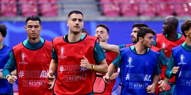 Para pemain Portugal, termasuk Crisitano Ronaldo dan Diogo Dalot dalam sesi latihan di Stadion Leipzig jelang melawan Ceko dalam fase grup Euro 2024 pada 17 Juni 2024.