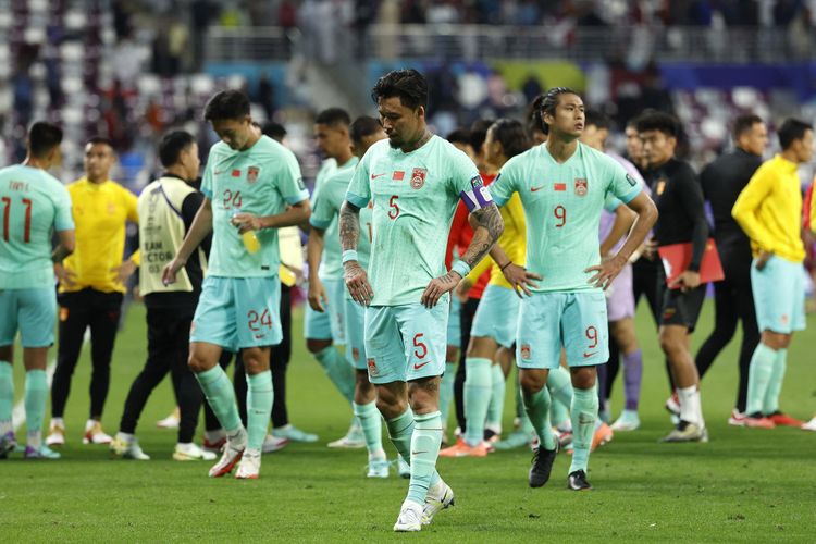Bek China bernomor punggung 5 Zhang Linpeng dan penyerang nomor 9 Zhang Yuning setelah kalah 0-1 dalam pertandingan penyisihan Grup A Piala Asia 2023 melawan Qatar di Khalifa International Stasium, Doha, Senin (22/1/2024).