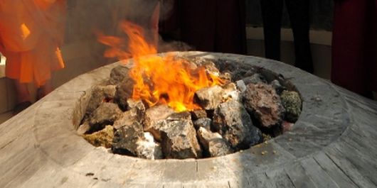 Umat Buddha melakuan ritual pengambilan Api Dharma Waisak di obyek wisata Api Abadi Mrapen, Desa Manggarmas, Kecamatan Godong, Kabupaten Grobogan, Jawa Tengah, Selasa(9/5/2017). 