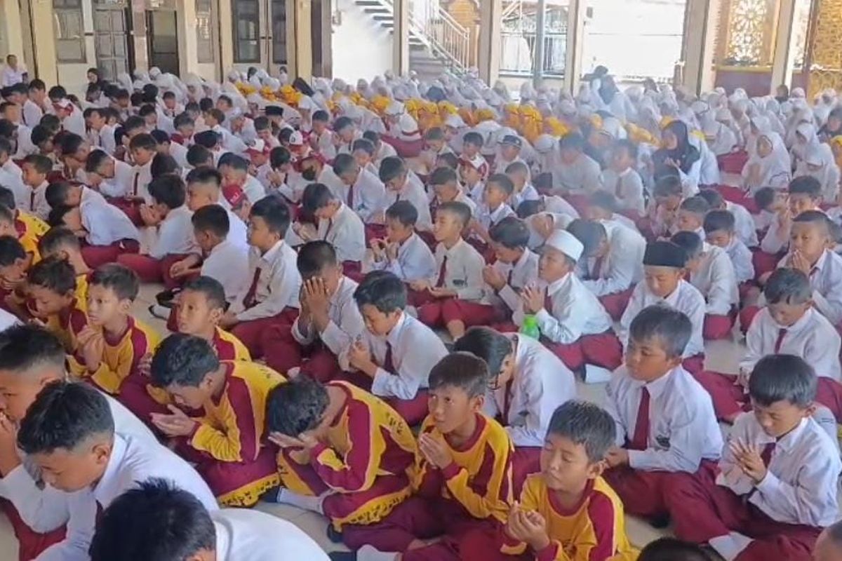 Siswa Sekolah MI Negeri I Kota Pasuruan menggelar do'a bersama agar kondisi Indonesia segera pulih, aman dan damai, Senin (01/09/2025) 