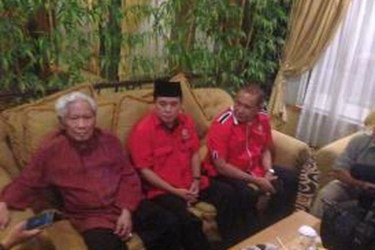 Pendiri SOKSI Suhardiman (kiri) dan Ketua Umum Dewan Pimpinan Nasional SOKSI Ade Komaruddin (tengah) saat memberikan keterangan terkait pelaksanaan rapimnas di Hotel Grand Mangku Putra Cilegon, Banten, Selasa (19/5/2015).