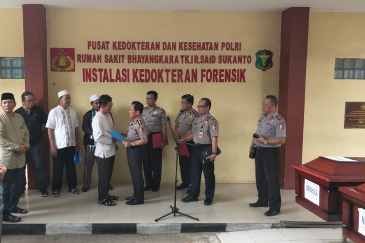 Ermansyah, ayah dari korban kecelakaan Tol Purbaleunyi bernama Khansa Athira saat menerima jenazah Khansa dari pihak Rumah Sakit Polri Kramat Jati, Jakarta Timur, Kamis (12/9/2019).