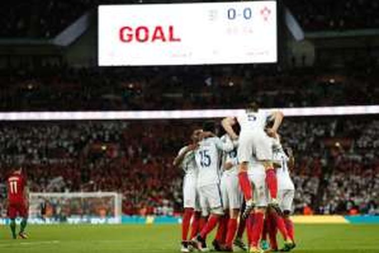 Para pemain Inggris merayakan gol Chris Smalling ke gawang Portugal pada laga persahabatan di Stadion Wembley, Jumat (2/6/2016).