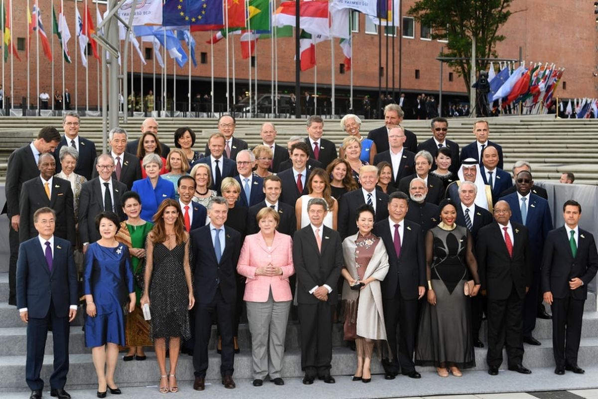 Para pemimpin negara-negara anggota Kelompok 20 (G20) dan pasangan mereka berpose bersama pada saat KTT G20 di Hamburg, Jerman, Jumat (7/7/2017).