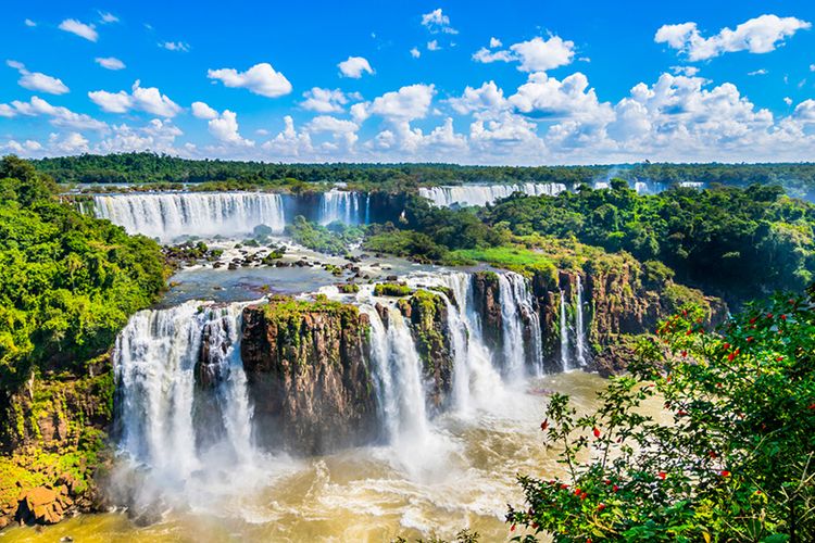Iguazu Falls di Perbatasan Brazil dengan Argentina.