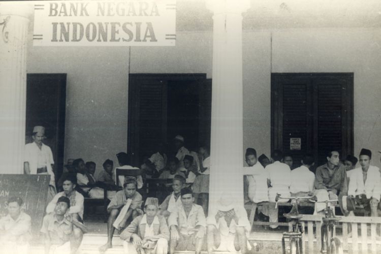 Rakyat Indonesia sedang sibuk menukarkan mata uang Jepang dengan Uang Republik di Kantor Pos Pasar Baru dan di BNI pada 29 Oktober 1946