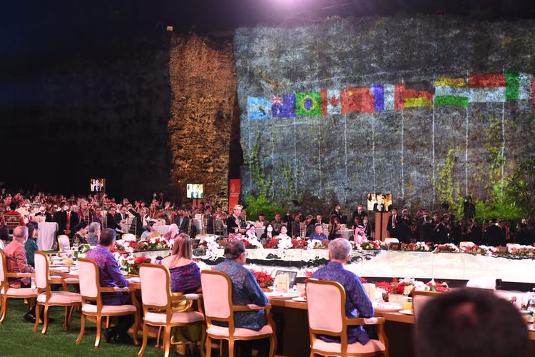 Presiden Joko Widodo beserta Ibu Iriana Joko Widodo menjamu langsung santap malam para pemimpin negara-negara G20, organisasi internasional, dan undangan lainnya yang diadakan di Garuda Wisnu Kencana (GWK), Kabupaten Badung, Provinsi Bali, Selasa (15/11/2022).