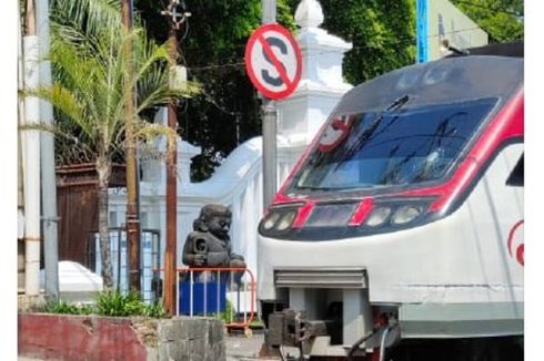 Railbus Batara Kresna di Solo Dilempari Batu hingga Kaca Pecah, Pelaku Diduga ODGJ