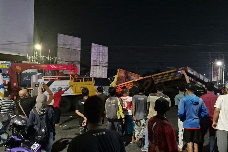 Rem Blong, Truk Tabrak Pengendara Motor hingga Tewas di Jalan Turunan Semarang