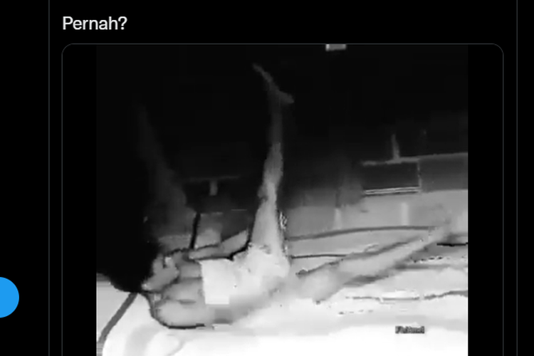 Tangkapan layar video laki-laki yang mengalami kram kaki pada malam hari.