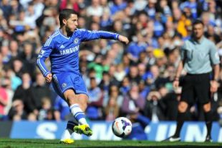 Gelandang Chelsea Eden Hazard mengeksekusi penalti yang membuat timnya unggul 3-0 pada menit ke-16 pertandingan Premier League melawan Arsenal, di Stamford Bridge, Sabtu (22/3/2014).