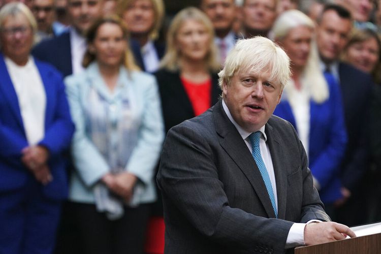 Perdana Menteri Inggris Boris Johnson berbicara di luar Downing Street di London, Selasa, 6 September 2022 sebelum menuju ke Balmoral di Skotlandia, di mana ia akan mengumumkan pengunduran dirinya kepada Ratu Elizabeth II dari Inggris.