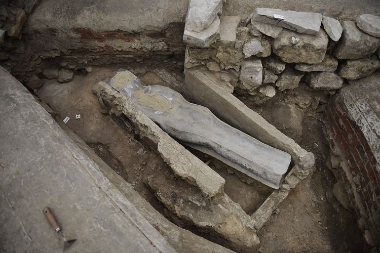 Sarkofagus atau peti mati abad ke-14 yang ditemukan di bawah lantai katedral Notre Dame, Paris, 15 Maret 2022.